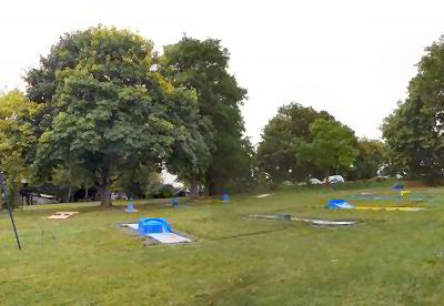 Onze 12-holes midgetgolfbaan en een grote speeltuin onder de oude bomen