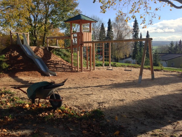 Unser Spielplatz ist ein Paradies für Kinder und ein schöner Platz für die Eltern